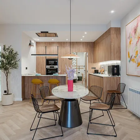 Premium With Parking By Aston Apartment